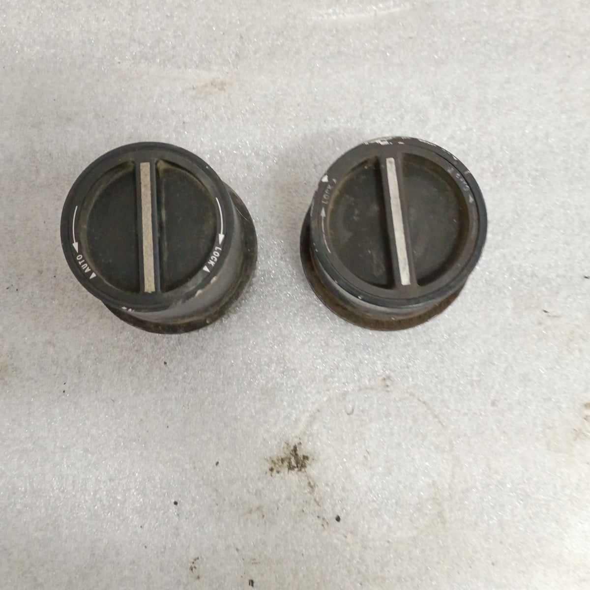 Pair of used Ford OEM manual locking hubs, suitable for 99-04 F250/F350 Super Duty, Dana 50/60, silver finish.