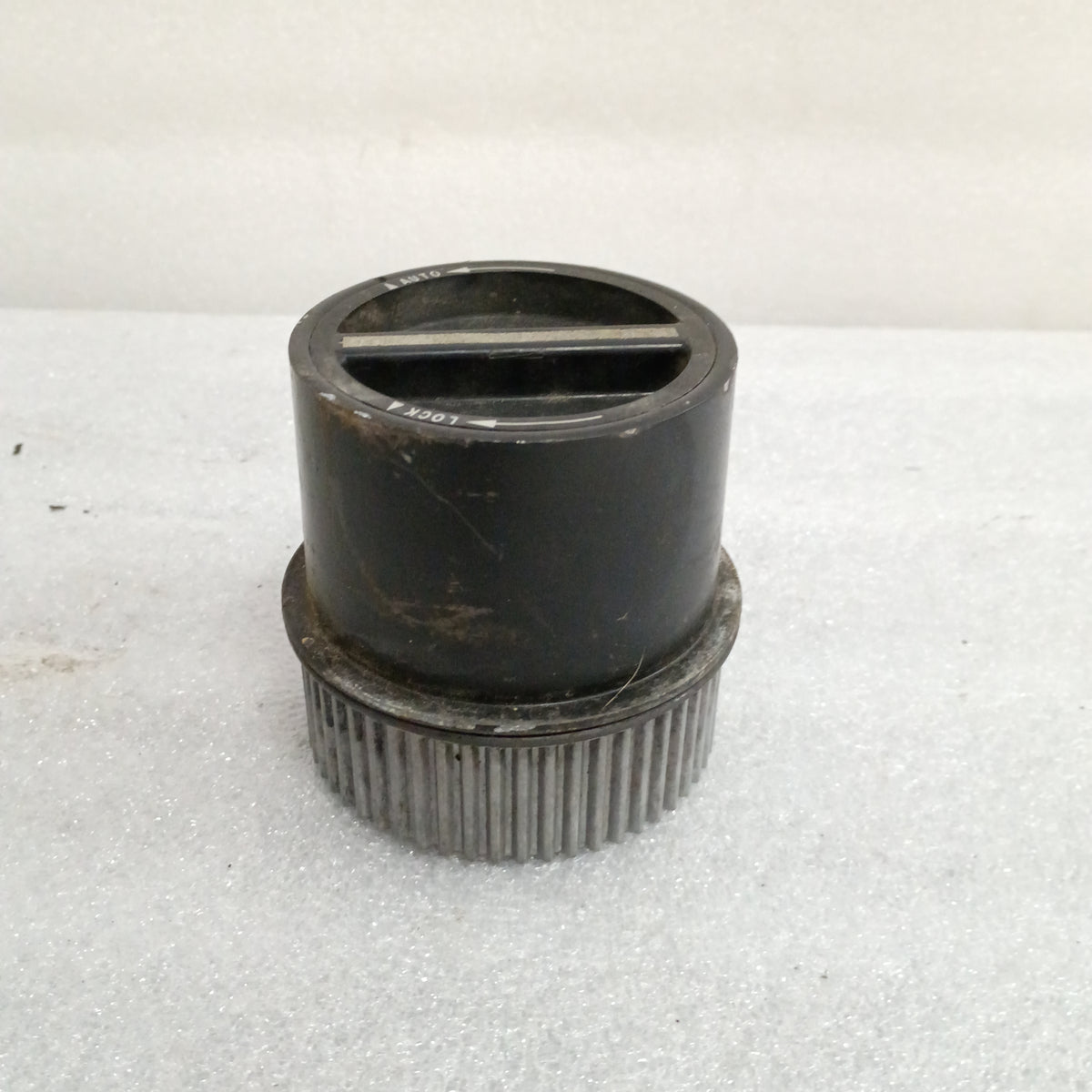 Ford OEM manual locking hub for 1999-2004 F250/F350 Super Duty; silver finish, used condition, fits Dana 50/60 axles.