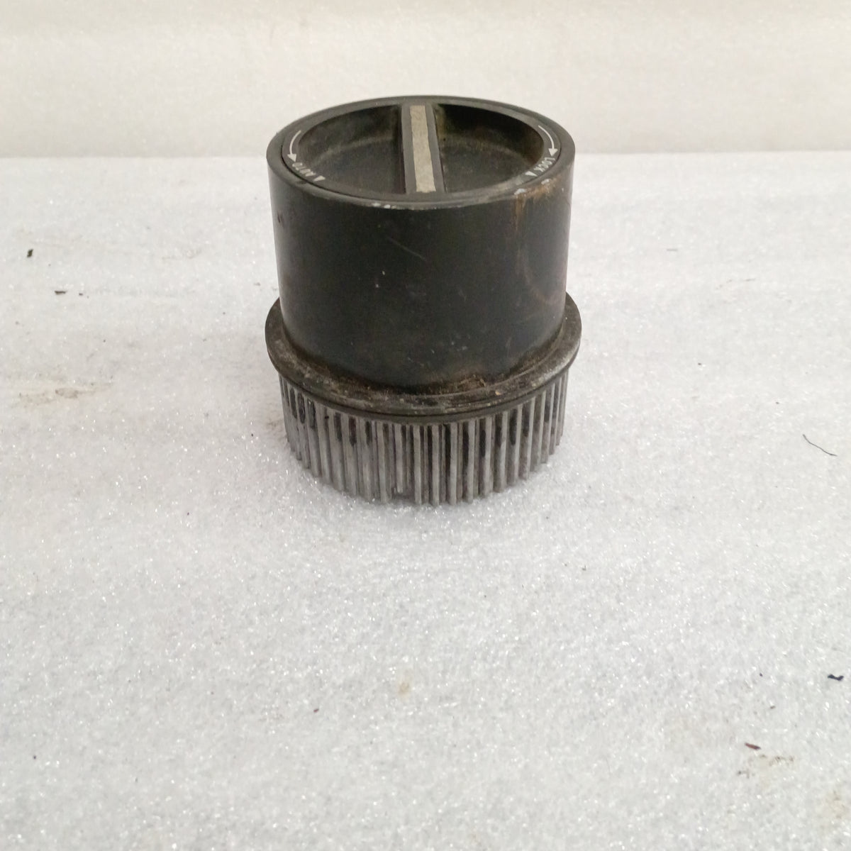 Ford OEM manual locking hub for 1999-2004 F250/F350, used condition, silver finish, fits Dana 50/60 axles.