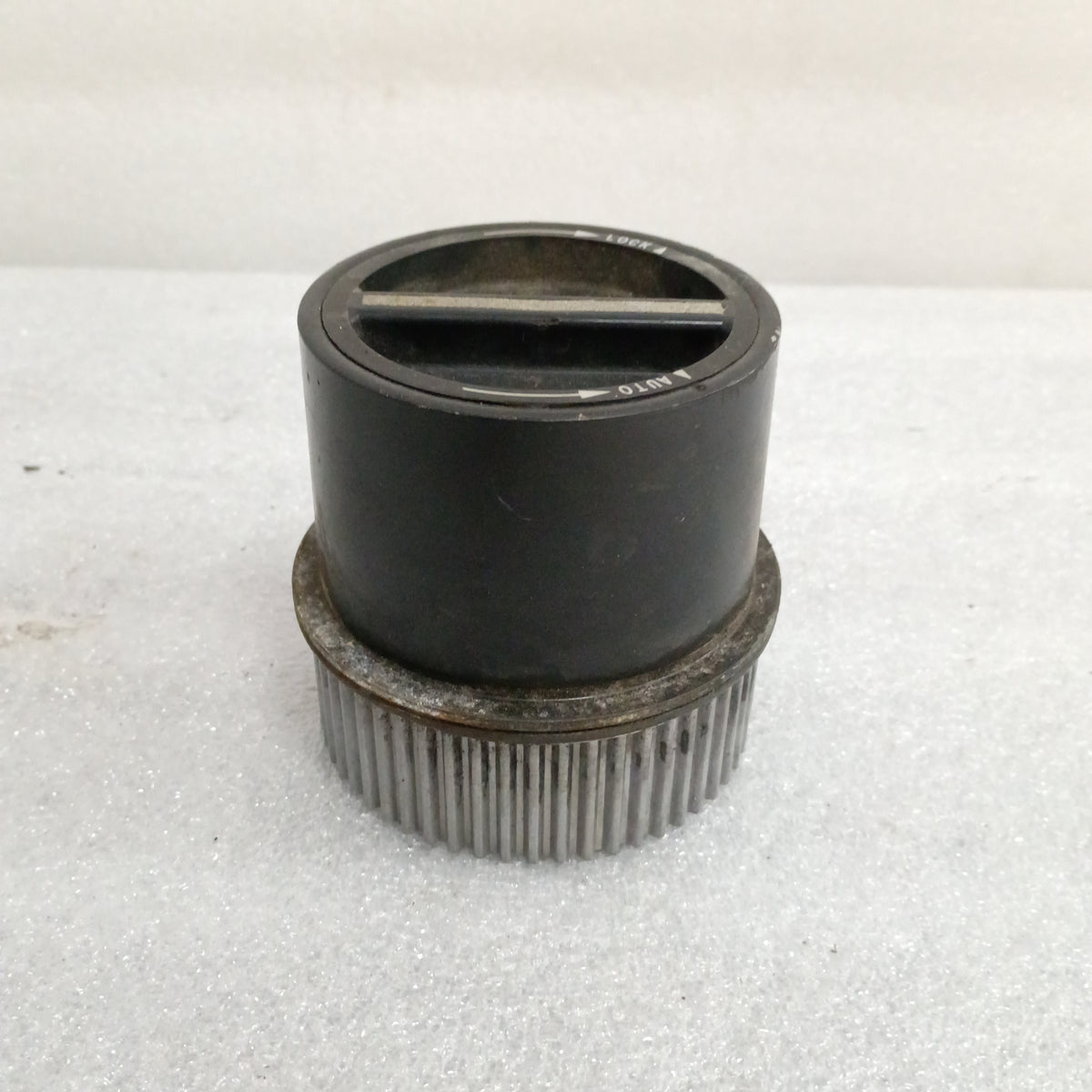 Ford manual locking hub for 1999-2004 F250/F350, used condition, silver plated metal, fits Dana 50/60 axles.