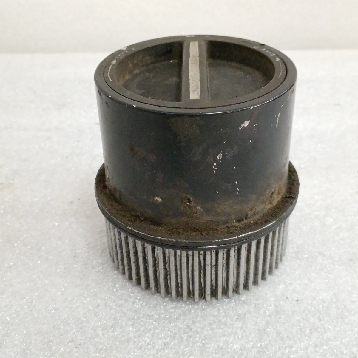 Ford manual locking hub for 1999-2004 F250/F350, used condition, silver metal finish, compatible with Dana 50/60 axles.