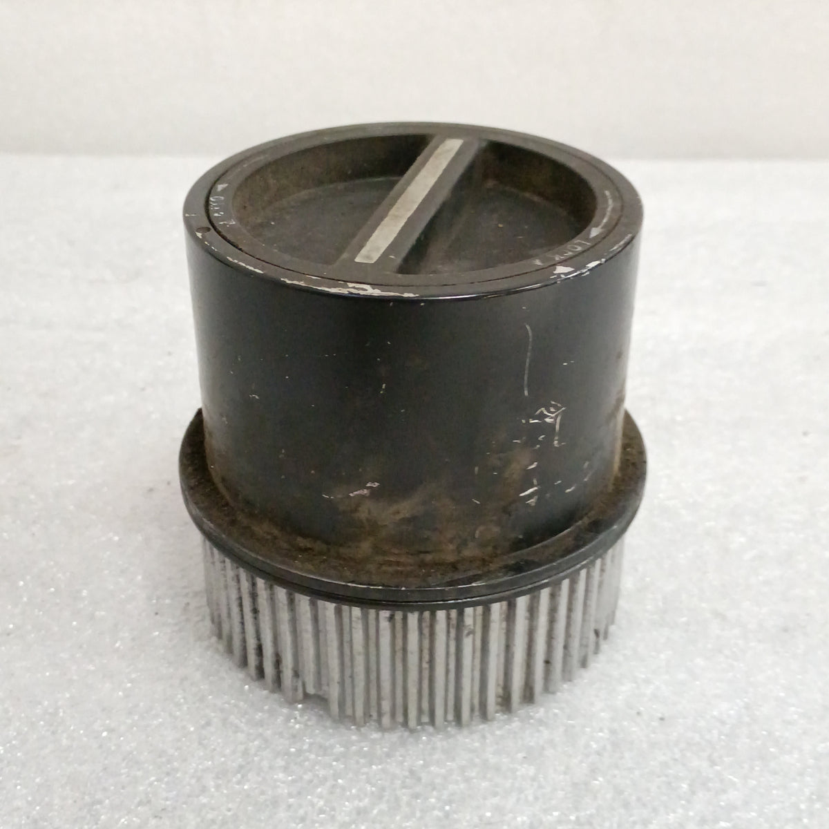 Ford OEM manual locking hub for 99-04 F250/F350 Super Duty, fits Dana 50/60 axles, used condition, silver finish.