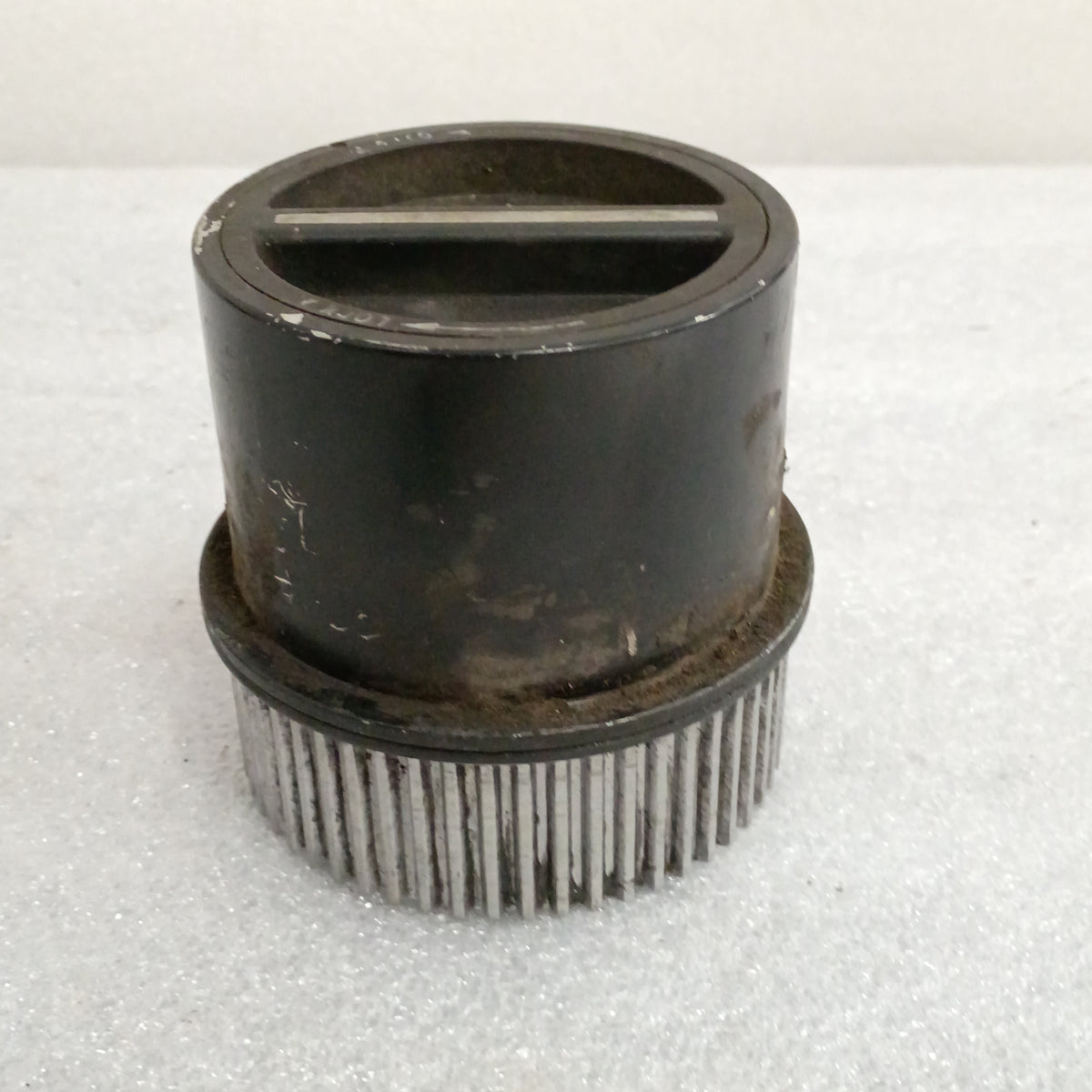 Ford OEM manual locking hub for 1999-2004 F250/F350, used condition, black and silver, fits Dana 50/60 axles.