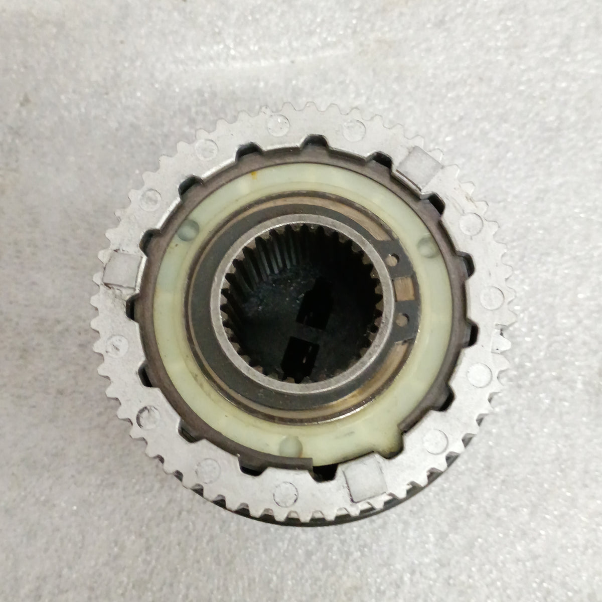 Ford manual locking hub with toothed edge and metal finish, fits 99-04 F250/F350, Dana 50/60 axles, used condition.