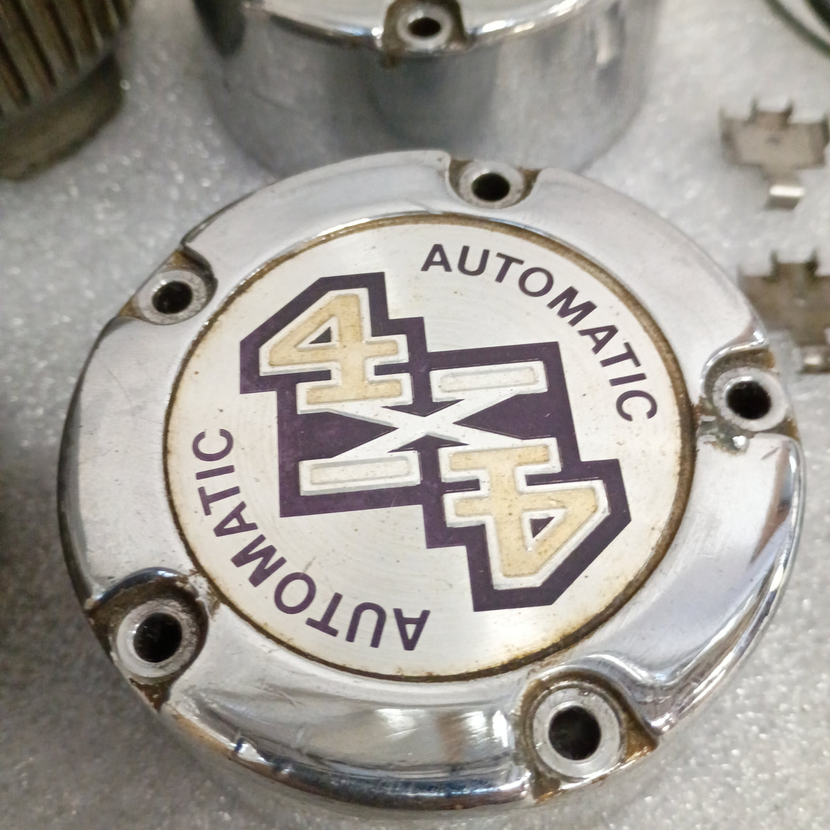 80-96 Automatic Locking Hubs 5 Bolt Dana 44 IFS (Used) Super Duty F250 F350 4WD 4x4