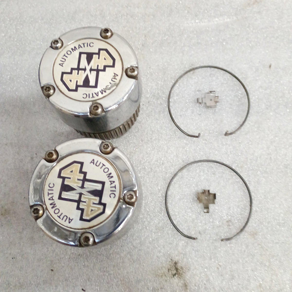 80-96 Automatic Locking Hubs 5 Bolt Dana 44 IFS (Used) Super Duty F250 F350 4WD 4x4
