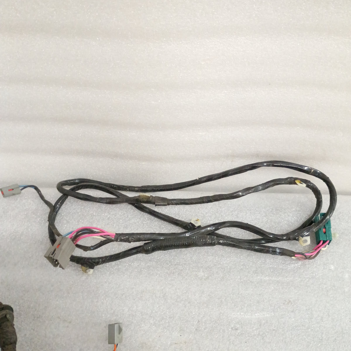 Ford wire harness for power windows and locks, featuring various connectors. Compatible with 1987-1991 F-Series and Bronco.