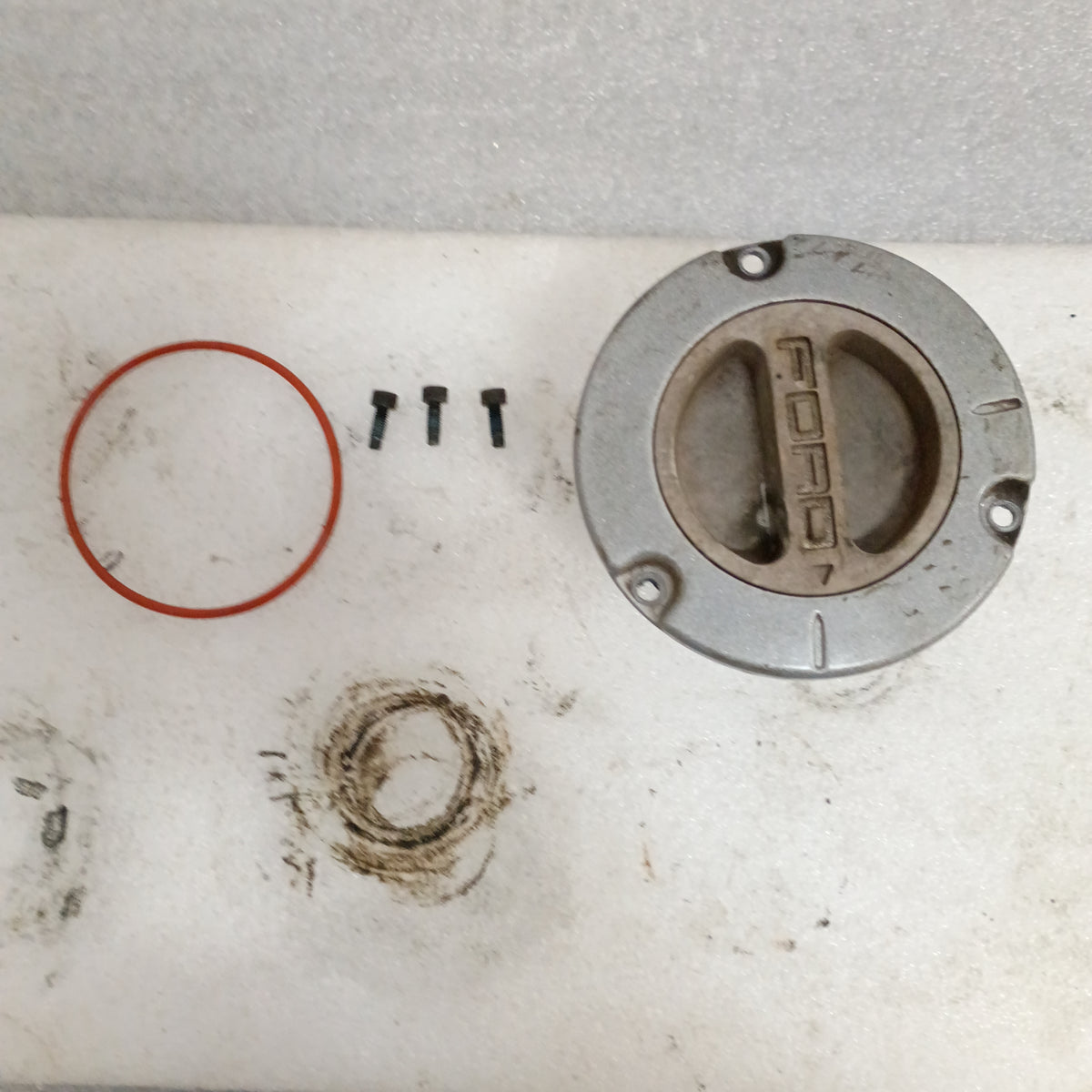 Ford manual locking hub, seal ring, and screws for 2005-2010 F-250/F-350 Super Duty, compatible with Dana 60/70 axles.