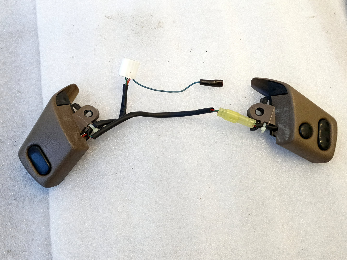 90-95 4Runner Tan Cruise Control Steering Wheel Buttons (Used) Toyota OEM