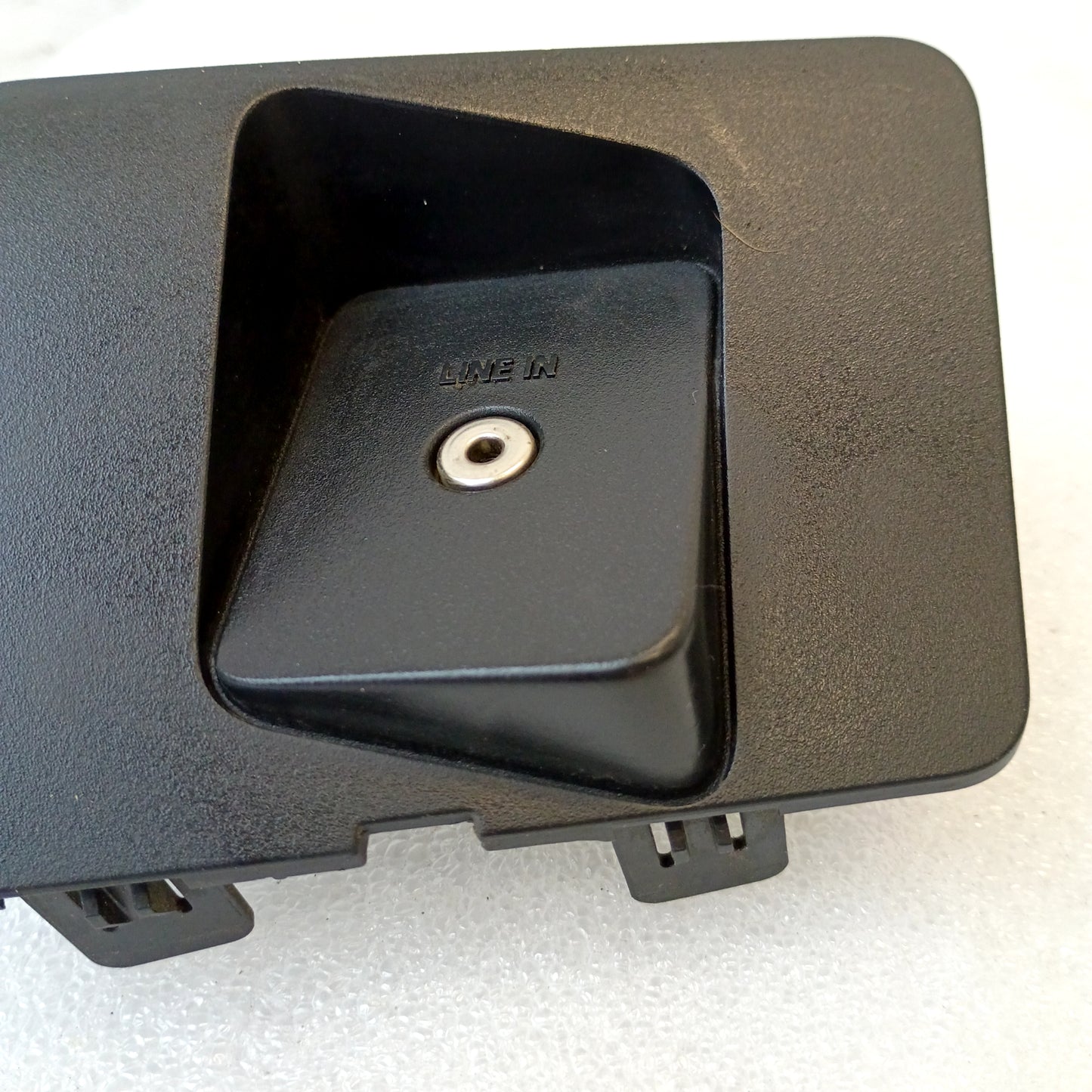 08-16 Dash Line In Jack/Connector  w/ Bezel (Used) OEM Ford F250 F350 Super Duty